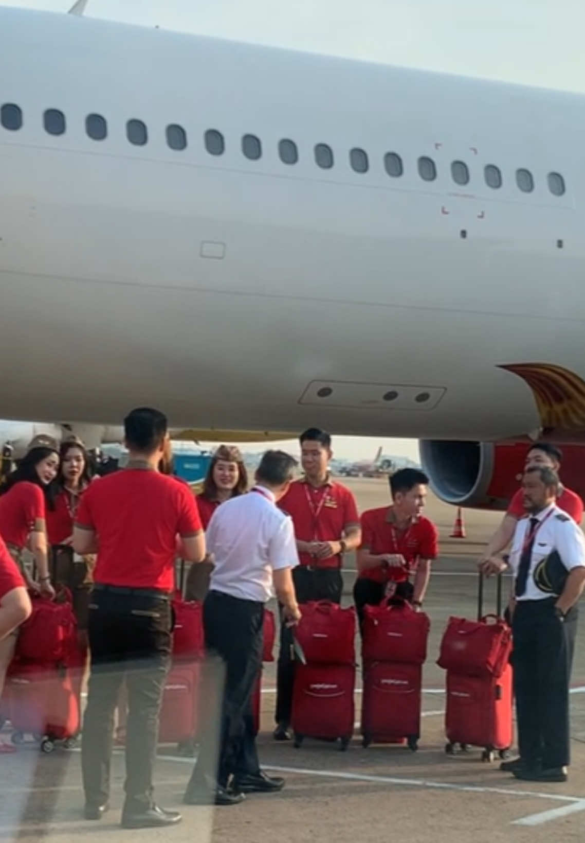 Nhà đội đỏ VietjetAir đông vui quá 🥰✈️👇🏻#xuhuongtiktok #xuhuong #2025 #tiktok #hottrend #tansonnhatairport #vietjet #airbus #a330 #trend #phicong #tiepvienhangkhong 