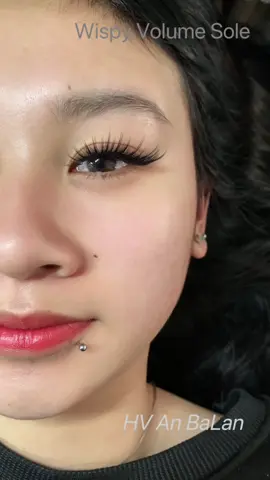 Wispy Volume Sole độ cong đặc biệt các bạn đã có chưa? Nghe học viên e  nói kiểu này đang hot bên Châu Âu lắm đấy ạ nên thợ nào chưa có thì oder lun nhé Học Viên thực hành mẫu đầu đa chuẩn như này lun rồi#cacvideonoimi #noimidepbacninh #mivolum #đinốimi #noimichuyennghiep #mivolumemixmàu #wispylashes 