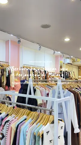 Bajunya lucu lucu😭💗 aku sampe beli 2 btw. Untuk harganya terjang aksi ya guys mulai 60-200 rb an aja. Koleksinya juga lengkap pol ada yg buat berhijab / engga. Cocok deh buat Lebaran, gas langsung kesiniiiii #dressbrokat #bajulebaran #tokobajumalang #bajukoreanstyle #cardigan #bajumurah #ootdfashion #OOTD 