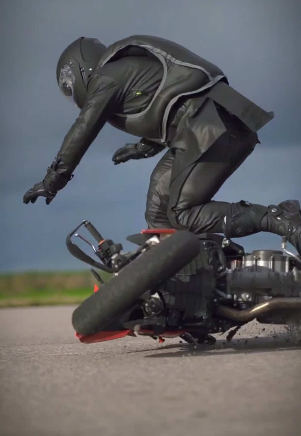 Introducing the World’s First Full-Body Airbag Suit by Mo’Cycle Revolutionizing rider safety, this groundbreaking suit offers unmatched protection for both upper and lower body. Hisden beneath is cutting-edge airbag technology from Helite and the world’s strongest denim from Armalith. Engineered in Sweden and expertly crafted in Italy, France, and Spain, the suit represents the pinnacle of innovation and craftsmanship. Designed to inflate upon impact, it shields your spine, hips, thighs, and chest within milliseconds. Ride with confidence,this is the safest motorcycle gear ever created.