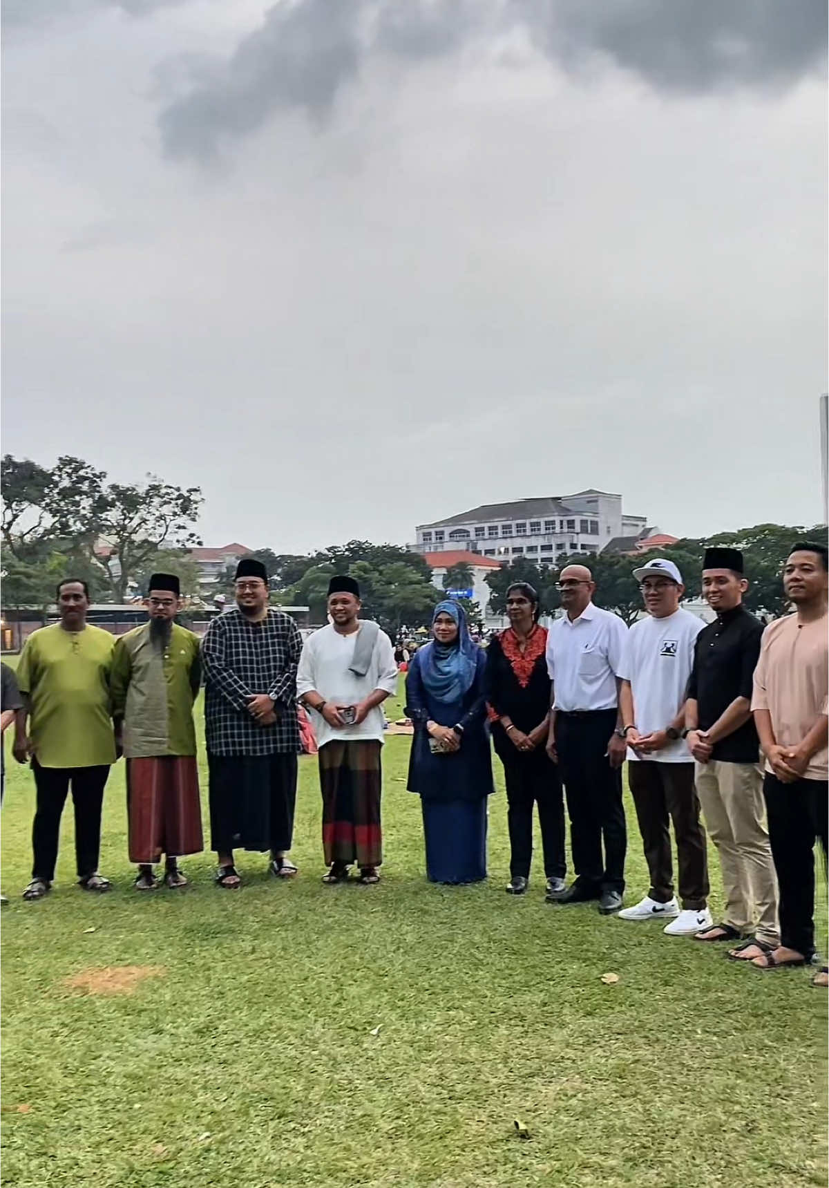 IFTAR@PADANG KOTA LAMA 22 Mac 2025 Setahun telah berlalu dan menerima sambutan yang menggalakkan, acara Iftar Perdana kembali dianjurkan pada tahun ini bertempat di Padang Kota Lama. YBhg. Dato’ Ir. Rajendran a/l P. Anthony, Datuk Bandar Majlis Bandaraya Pulau Pinang nenzahirkan kesyukuran kerana program bersama rakyat Pulau Pinang ini berjalan dengan lancar dan sempurna. Tiga orang penceramah telah diundang untuk menyampaikan tazkirah santai Ramadan iaitu Imam Muda Asyraf, Ustaz Mohd Fairuz dan Ustaz Mohd Aslam telah memberi makna yang besar dalam acara majlis berbuka puasa edisi kedua penganjurannya. Jutaan terima kasih kepada Maggi Malaysia dan Jabatan Pertanian Pulau Pinang yang menyumbang bubur lambuk dan rojak buah kepada para hadirin.
