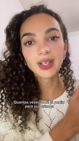 O lúdico pode ser um ótimo caminho para ensinar estratégias de respiração para as crianças, especialmente para as mais novas. *Durante uma explosão emocional, a criança terá dificuldade para absorver novas informações. Procure apresentar e ensinar essas estratégias em momentos tranquilos. Lembre-se de que a respiração é apenas uma estratégia; ela precisa estar inserida em um conjunto de ações. Crianças precisam de acolhimento, tempo (amadurecimento) e orientação para regular suas emoções. #educacao #educacaopositiva #educacaorespeitosa #infancia #escola #maternidade #paternidade