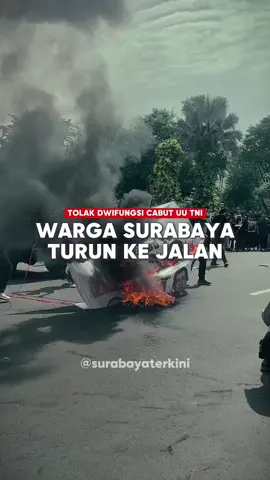 Surabaya Menggugat‼️ Warga Surabaya Turun Ke Jalan, Hidup Rakyat Indonesia ✊ . Ratusan mahasiswa dan rakyat sipil berdemo di depan Gedung Negara Grahadi pada Senin (24/3/2025). Ini tuntutannya : . membawa delapan poin tuntutan, yakni: . 1. Tolak Revisi UU TNI 2. Menolak perluasan TNI di ranah sipil ⁠3. Menolak perluadan TNI di ranah siber ⁠4. Bubarkan komando teritorial ⁠5. Tarik seluruh militer dari tanah Papua 6. Kembalikan TNI ke barak ⁠7. Revisi peradilan militer 8. Cabut TNI aktif dari jabatan sipil. . #surabayaterkini #demosurabaya #tolakuutni #demosuroboyo #beritaterkini #insidesuroboyo #jawatimurterkini #inijawatimur #sekitarsurabaya #sby #suroboyo #surabaya
