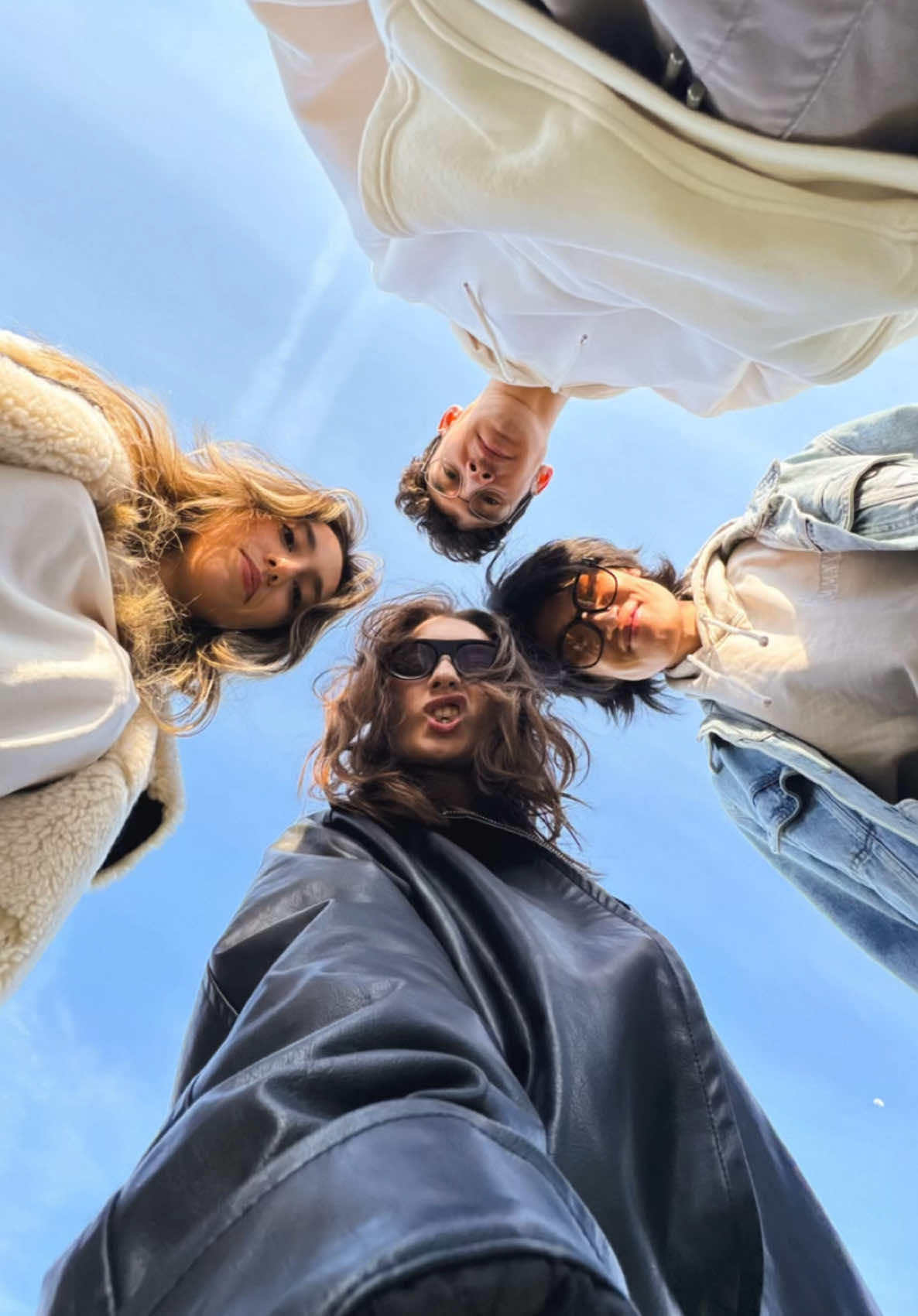 Group photo ideas Part 2 📸✨ #photoideas #grouphoto #friends #friendsphoto #modeltok #modeltiktok #model #modelgenz #london #uk #greenwhich #style #fyp #4 