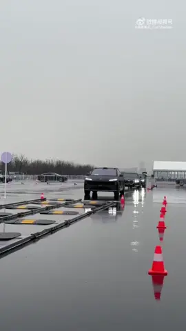 Teste de suspensão NIO ET9 vs. BMW & Audi O elétrico chinês impressiona com sua estabilidade e conforto, desafiando as gigantes alemãs. 🇨🇳⚡ ✅ Dimensões imponentes: 5,28m de comprimento e design cupê sofisticado. ✅ Interior VIP: Assentos individuais ajustáveis, telas traseiras e até mesinha suspensa! 🛋️ ✅ Tecnologia avançada: Plataforma elétrica 900V, recarga ultra-rápida e 462 cv de potência! 🔋🏎️ Será que os alemães vão segurar essa concorrência? 🤔 #NioET9 #CarroElétrico #Luxo #Suv #Sedan #Sedã #Carros #Ev #CarrosdeLuxo
