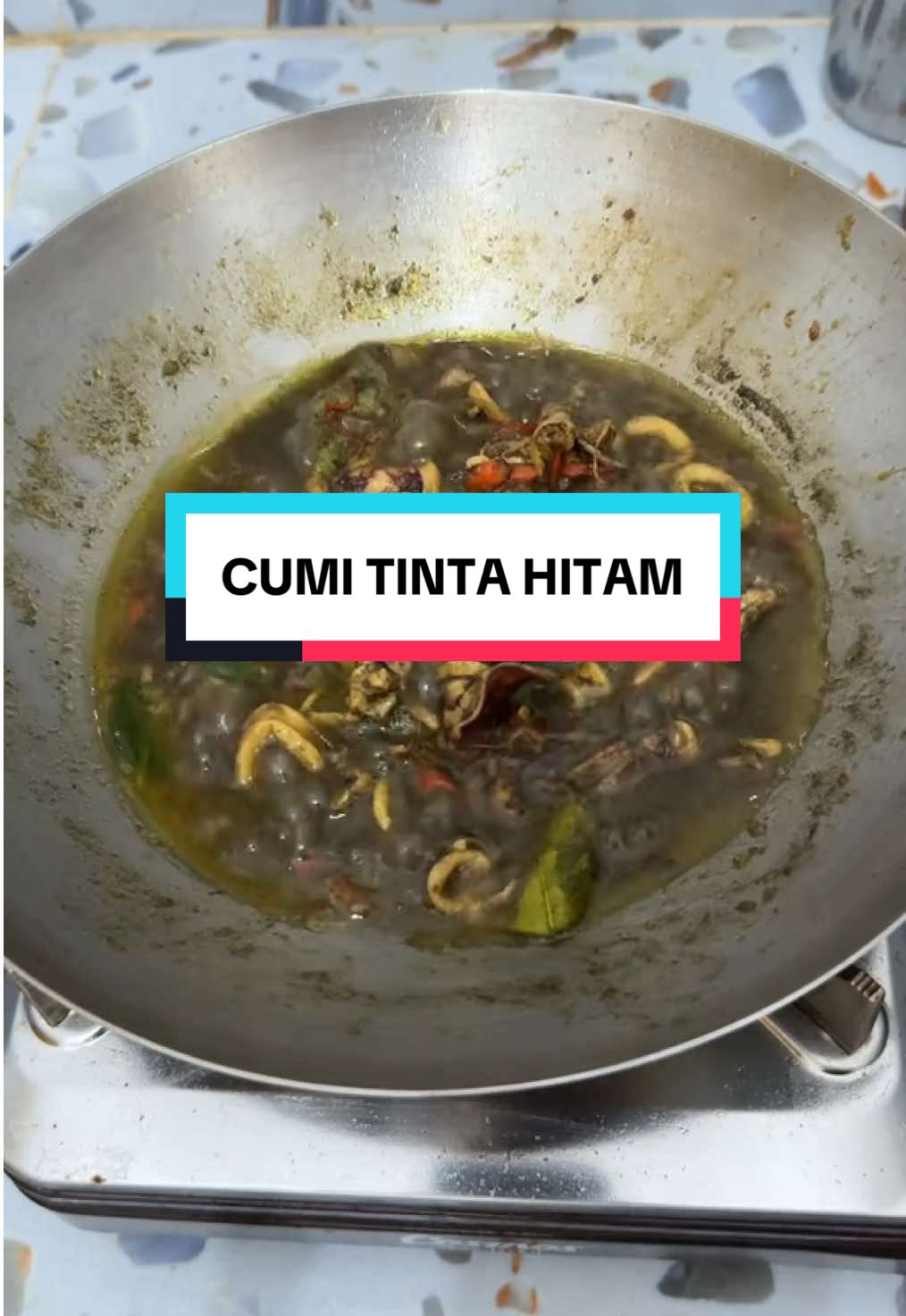 Cumi tinta hitam emangg favorit dari zaman masih kecil 😅🫶🏻 #cumitintahitam #cumi #masakansimple #masakanrumahan #resepmasakan #idemasak #asmrsounds #fypp 