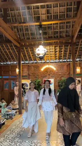 kelas modeling Wonogiri  ( kelas pemula ) Ayna Catwalk Class  .. .. #aynasava #kelasmodelingwonogiri  #kelasmodelinganakanakwonogiri  #kelasmodelingpemulawonogiri 