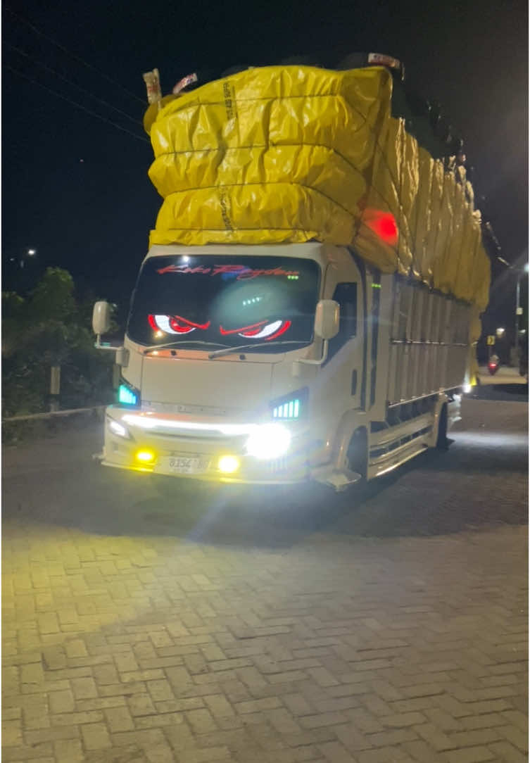 Jrtrans🤍🔥🔥#fyp#maumere_manisee#truck#lintastimur#lewatberandatiktok#nttpride🏝🔥 