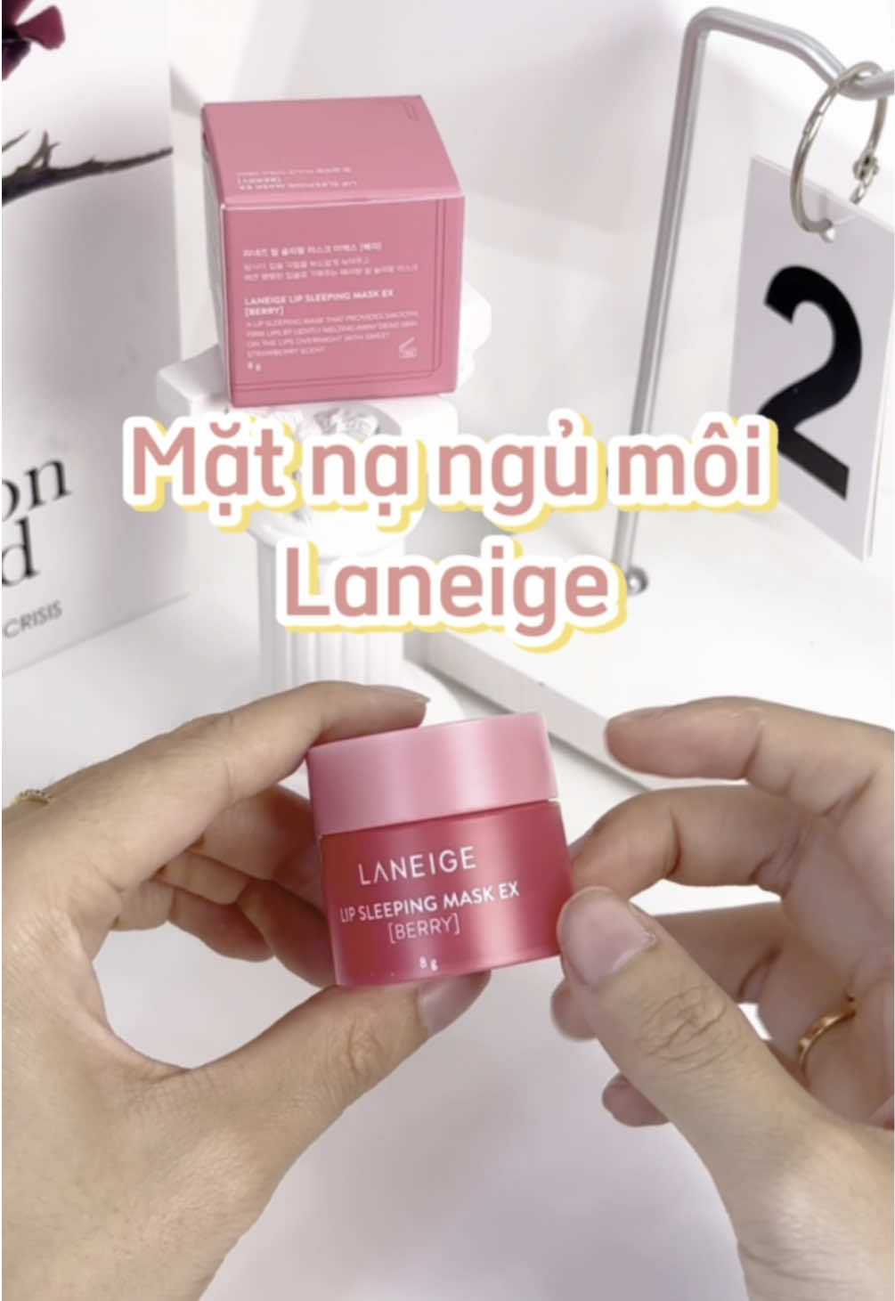 Mặt nạ dưỡng môi nhà Laneige, siêu phẩm chưa bao giờ ngừng hot ✨✨ Các tín đồ làm đẹp chắc chắn hong còn xa lạ với em mặt nạ ngủ môi của nhà Laneige, với thành phần chiết xuất berry và vitamin C, hỗ trợ giảm thâm và tẩy tế bào chết hiệu quả, mang lại đôi môi tràn đầy sức sống và hồng hào căng mọng ✨✨ Nàng nào đau đầu vì môi khô ráp sau khi xài son, thì nhanh tay sở hữu ngay mặt nạ môi này nhen 🥹🥹 #skincare #skincareroutine #makeup #beauty #laneige #matnamoi #matnamoilaneige #fyp #xuhuong #trending #rival   