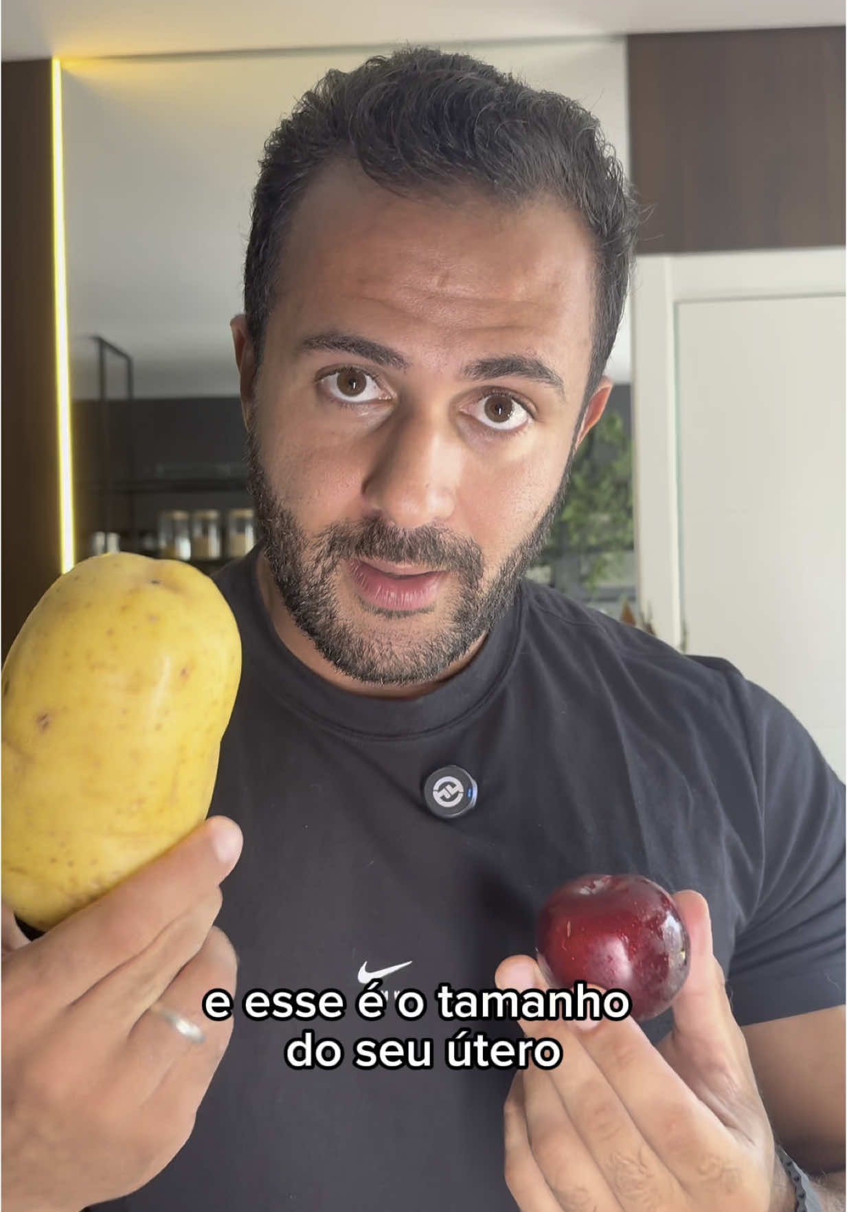 Útero em dia normal vs. Útero no período menstrual. O peso pode triplicar (em alguns casos quadruplicar) e expandir em volume consideravelmente. O corpo feminino é incrível e dinâmico.  Quer outro vídeo falando sobre outras mudanças? Comenta “parte 2”. . . . . #saudefeminina #tpm #ciclomenstrual #fisiologia #emagrecimento