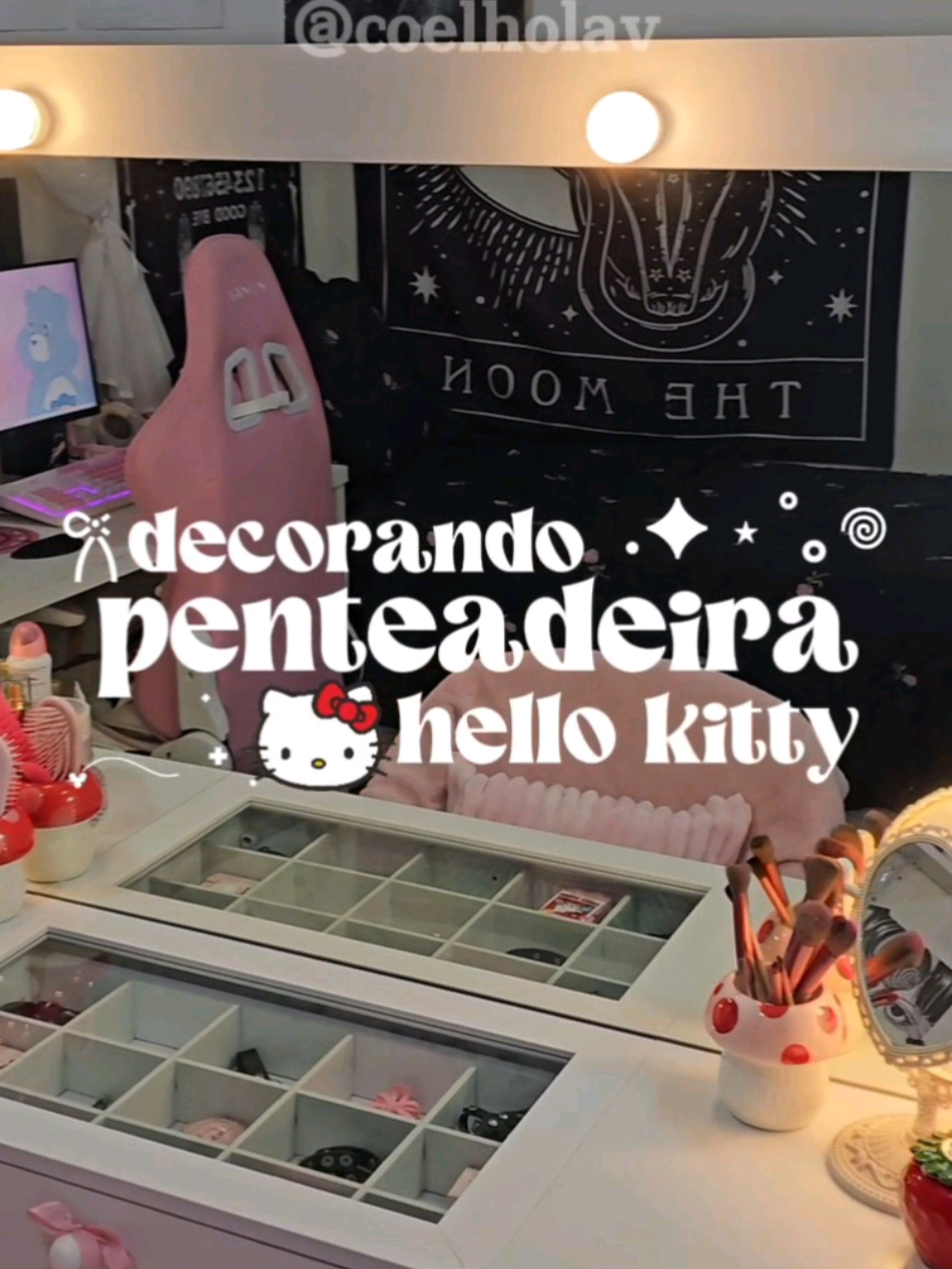 deixando minha penteadeira bem hellokittuda @Hello Kitty Brasil  #hellokitty #sanrio #penteadeira #decorandopenteadeira #decoracao #decorando #kawaii #kawaiiaesthetic #itgirl #pinterest #pinterestgirl #produtinhos #cute #aesthetic 