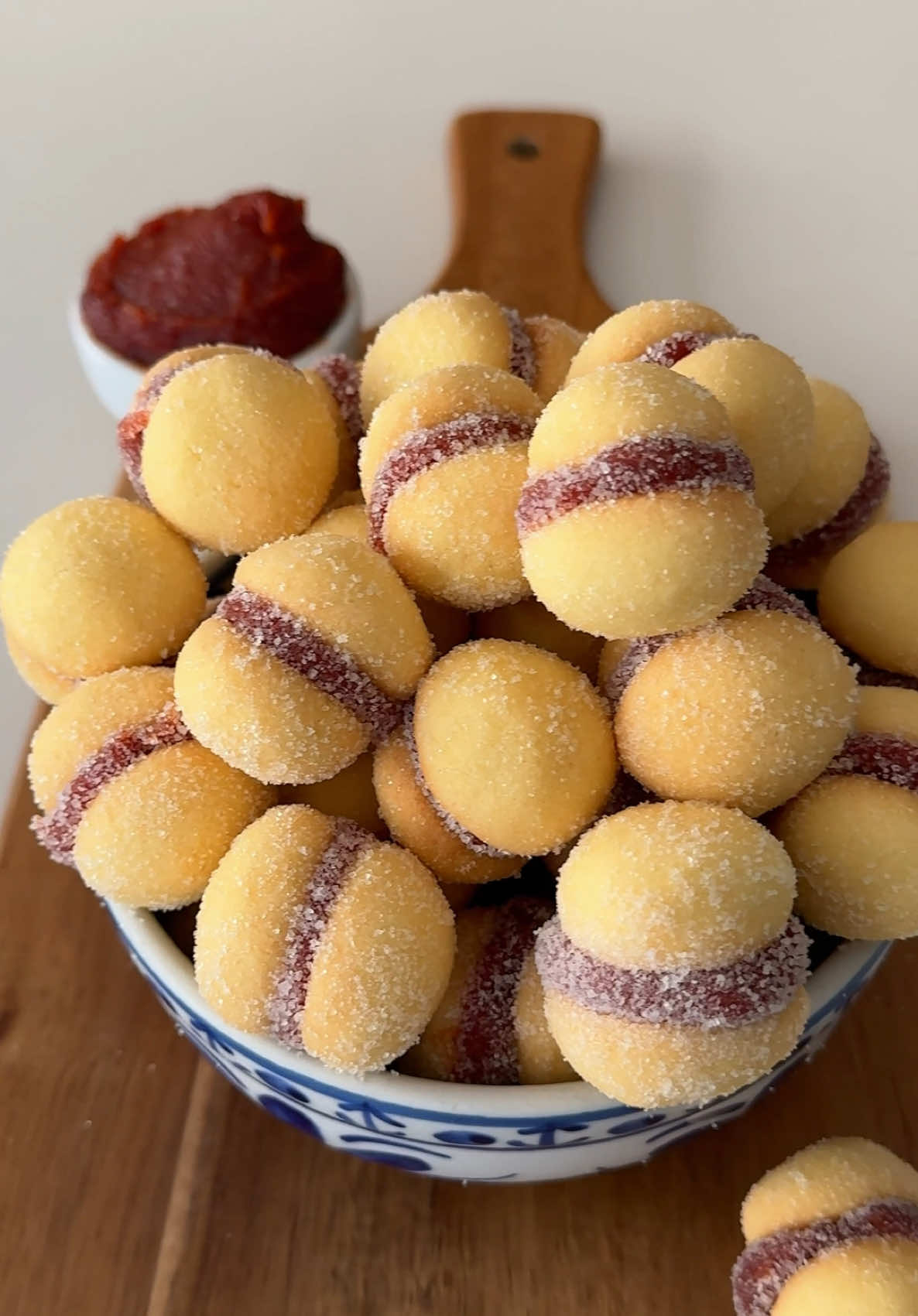 Casadinho de goiabada 😍 Pensem numa receita perfeita e que rende MUITOOOO!  Ingredientes:  250 gramas de farinha de trigo  100 gramas de açúcar  150 gramas de manteiga sem sal  1 tablete de goiabada  Misture a manteiga com o açúcar e a farinha de trigo, primeiro vai virar uma farofa e em seguida uma massinha, faça bolinhas bem pequenas e disponha numa assadeira com papel manteiga ( não deixe eles muito juntos) asse em forno pré aquecido à 180 graus por 20/25 minutos, espere esfriar.  Amasse a goiabada e recheie eles, depois passe no açúcar. Aproveite! Fica surreal de bommmm!  #biscoito #receita #confeitaria #doce #recheio 