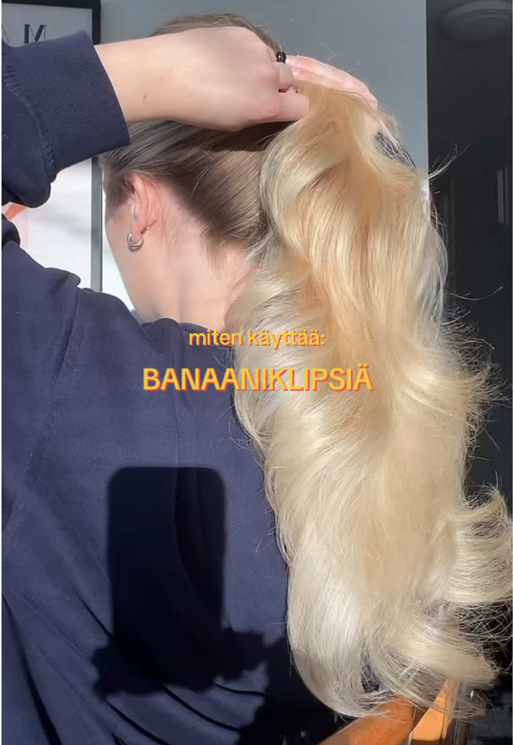 voit myös laittaa klipsin pää alaspäin jos haluut sen istuvan vähän korkeemmalla!🍌 tää on kiva ja hellävarainen tapa pitää hiukset kiinni- myös meille jotka kärsii päänsärystä🤌 #banaaniklipsi #hiustutoriaali  