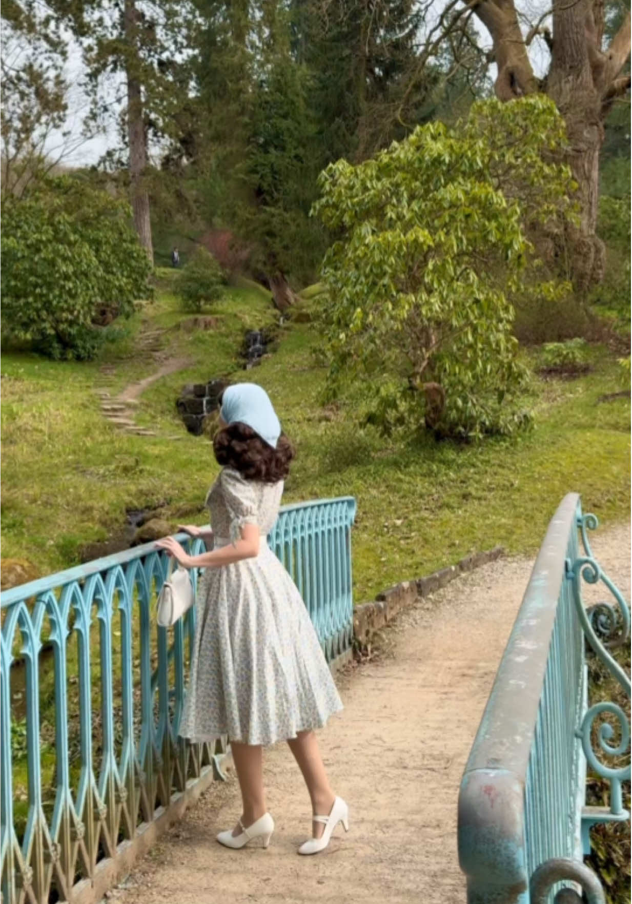 ☀️🦋💐 Wearing the most perfect @britishretroltd dress and headscarf to get spring started! 🌷✨🌼 #gifted #vintagefashion #vintagestyle #vintage #1950s #elegantstyle #vintageclothing #1950sstyle #1950sfashion #britishretro #cottagecore #fairycore #chatsworthhouse