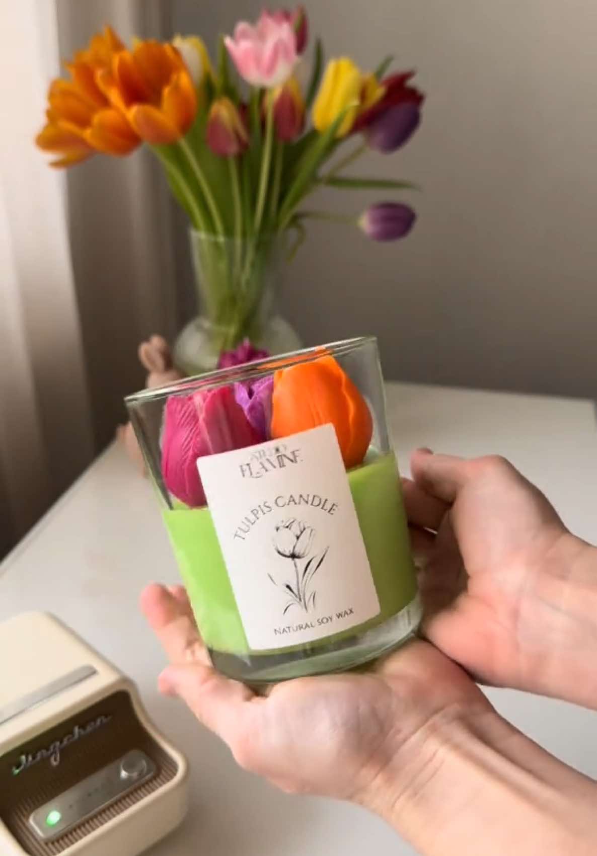 🌷🌷🌷🌷🌷🌷🌷🌷🌷🌷🌷🌷🌷In meinem neuesten Video zeige ich euch, wie ich mit dem stilvollen NIIMBOT B21 Thermodrucker in elegantem Beige ein individuelles Etikett für meine handgemachte Kerze erstellt habe. Dieser kompakte, kabellose Drucker ermöglicht es, personalisierte Etiketten direkt vom Smartphone aus zu gestalten und zu drucken. Dank der Thermodrucktechnologie benötigt er weder Tinte noch Toner, was ihn besonders praktisch macht.   Ich bin gespannt auf eure Meinung zu meiner neuesten Kerze! Schreibt eure Gedanken in die Kommentare. Wenn ihr Interesse am @NIIMBOT B21 habt, lasst es mich wissen, und ich sende euch gerne den Link zu. ##kerzen##kerzengießen##kerzendiy##kerzenshop##candles##candlemaker##candleshop##tulips##spring##springseason##springiscoming##springdecor##candledecor##niimbot##niimbotb21##foryou##fypage##fyp 