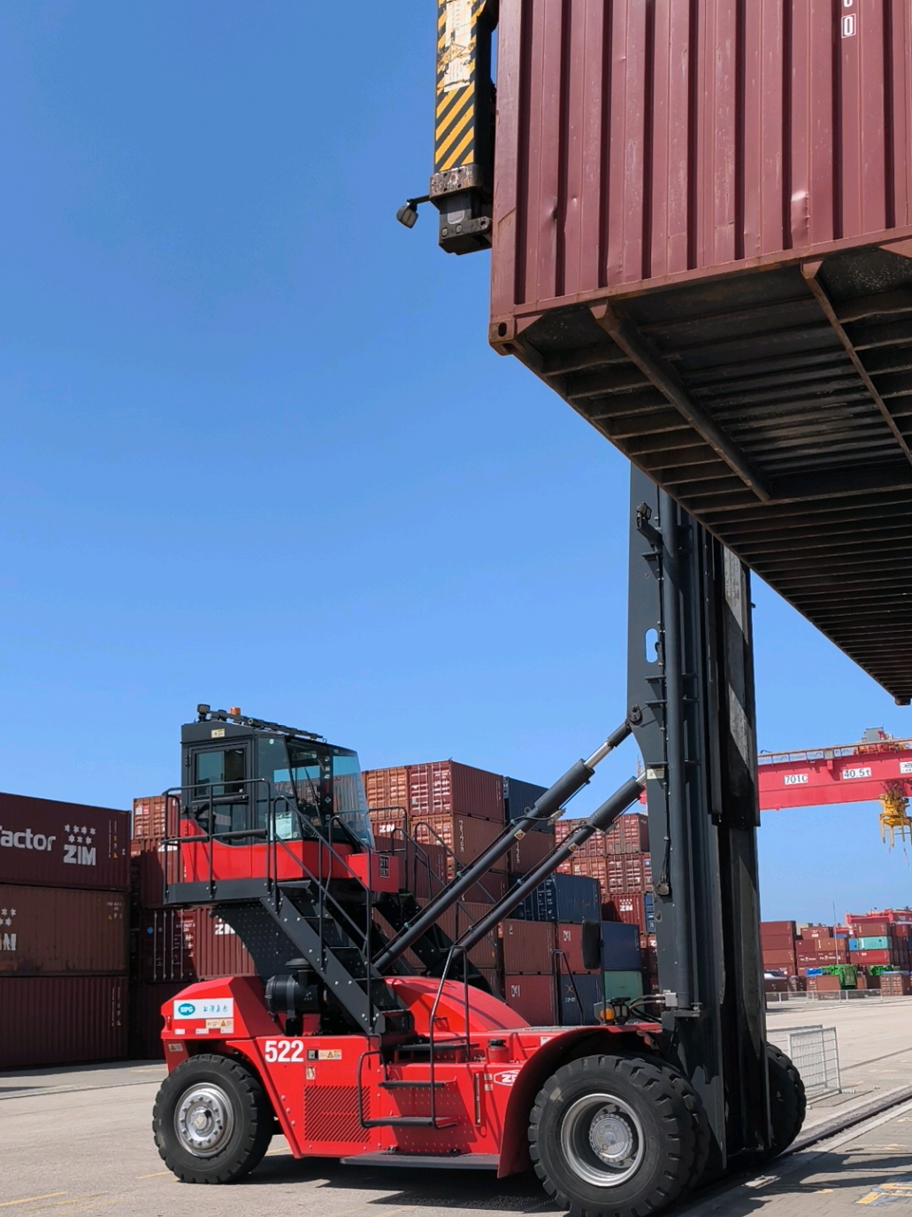 עבודה... עבודה ....עבודה...... #מלגזה #forklift #heavymachinery #beast #נמלהמפרץ #port #נמל #heavyequipment #SIPGBayport