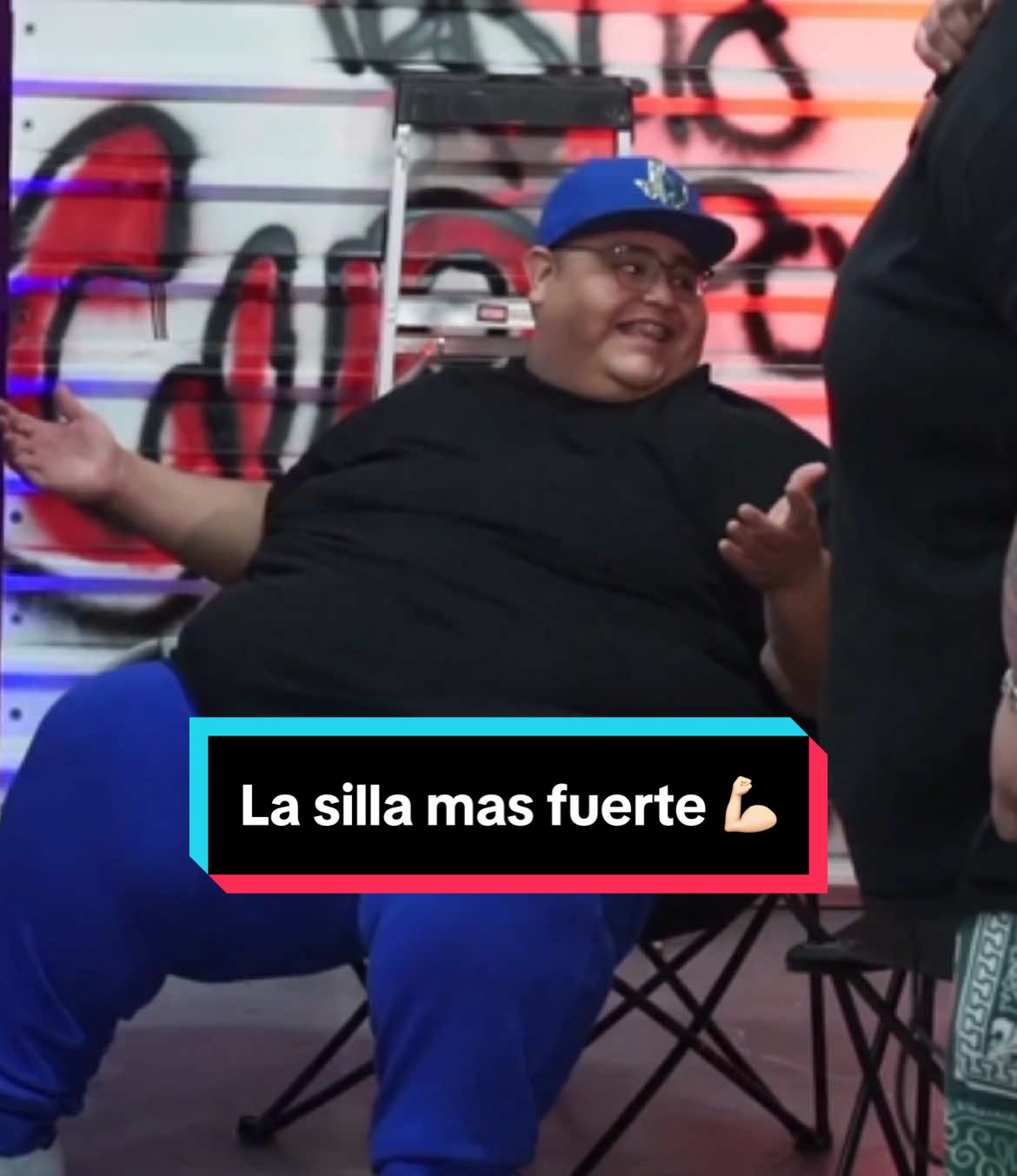La silla mas fuerte del mundo 💪🏻😱 #humor #titoelranchero #fuerte #mundo #silla #resistencia #parati #viral #pesado #bigandfashion #viral #fyp #comedia #viraltiktok #iniciodesemana