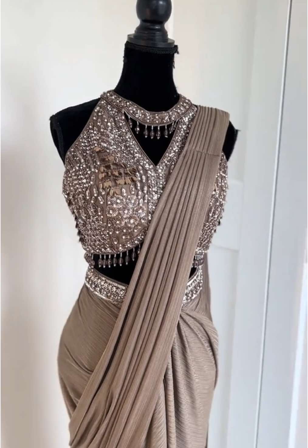 PERFECT 🤩✨ readymade saree ❣️ Brown/ Bronze 🤎 Size 38 - 34-42 possible sizes with alterations.  #lehengalove #indiasekleding #desi #lehengagermany #lehenganederland #lehngacholi #lehengaset 