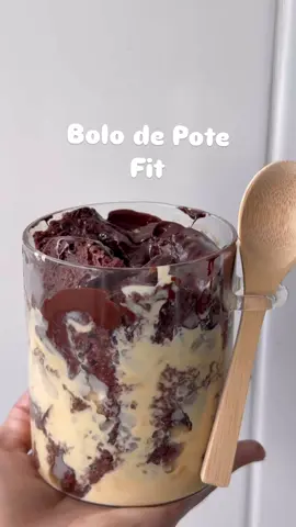Já salva o vídeo pra não perder a receita e me conta se querem mais receitinhas por aqui, amigas. Bolo de pote fit Ingredientes: Massa do bolo: 01 ovo 01 colher de sopa de aveia 01 colher de sopa de cacau em pó 01 colher de sopa de iogurte natural desnatado 01 scoop de whey (usei sabor chocolate) 01 colher de chá de fermento Mistura tudo e leva por 3 minutos no microondas. Recheio / calda: 02 colheres de sopa de iogurte natural desnatado 01 colher de sopa (generosa) de doce de leite sem açúcar Mistura tudo e tá pronto. Só montar em uma caneca, como no vídeo, e finalizar com chocolate meio amargo derretido. #emagrecimento #receitassaudaveis #dieta #receitas 