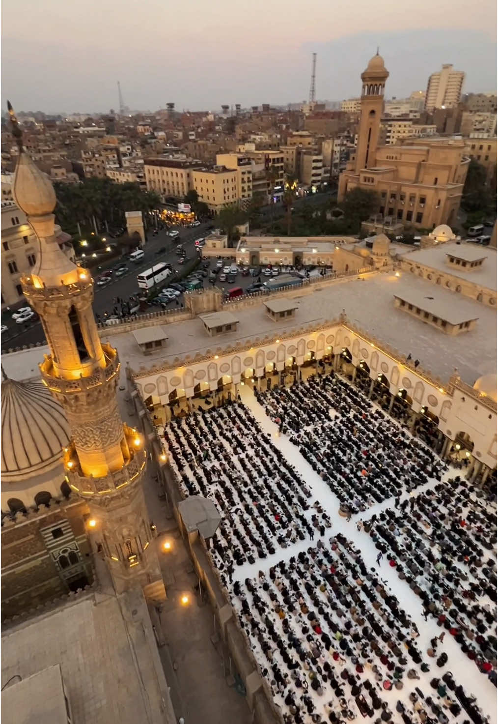 اكثرمن 5000 صائم، مائدة واحدة، وطلاب وافدون من كل أنحاء العالم يجتمعون في الجامع الأزهر، أحد أقدم منارات العلم في العالم الإسلامي! 🌍✨ من قلب القاهرة، حيث تلتقي الثقافات والجنسيات على موائد الإفطار داخل هذا الصرح التاريخي الممتد لأكثر من ألف عام.. الإفطار هنا ليس مجرد وجبة، بل رسالة إنسانية تعبر كل اللغات.     #ramdan🕌🌙 #Ramadan2025 