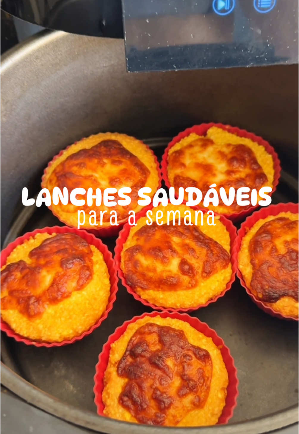 Lanches saudáveis para a semana 👇 - Torta de frango  1 ovo 80g de peito de frango desfiado e temperado  10g de requeijão light  20g de goma de tapioca  Cebolinha e sal a gosto  1 colher de café de fermento químico  Informação nutricional:  calorias - cerca de 290 calorias  proteína - 28g  carboidrato - 19g gorduras - 11g  - Bolinho de cuscuz recheado  100g de flocão de milho  100 ml de água  60g de peito de frango desfiado e temperado  60g de requeijão light  30g de queijo mussarela  Sal a gosto  Rendimento - 6 bolinhos  Informação nutricional por unidade:  calorias - cerca de 137 calorias  proteína - 9g  carboidrato - 14g  gordura - 5g  - Pãozinho de batata recheado  250g de batata cozida  60g de farinha  200g de carne moída  1 ovo  Sal a gosto  1 colher de sopa de fermento químico  Rendimento: 8 unidades  Informação nutricional por unidade:  calorias - cerca de 103 calorias  proteína - 12g  carboidrato - 7g  gordura - 3g  Se você gostou, não esquece de ficar por aqui, toda a semana tem receitas fáceis e saudáveis com muita nutrição e sem restrições, beijooos 💖 #marmitas #lanchessaudaveis #lanches #receitasfit #receitas #alimentacaosaudavel #vaiprofy #fyp 