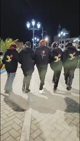 X: Y los integrantes del grupo son normales?  La líder: Son tan normales como un unicornio con patines. ✨🦄🛼