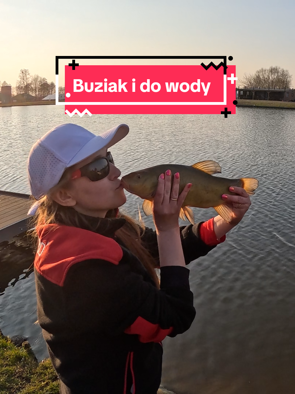 Trochę emocji, trochę walki i w końcu ryba w podbieraku! 🎣🔥 no i jak zawsze – buziak dla ryby 🐟❤️ za emocje, za walkę… a wy? też dajecie buziaka czy od razu ‘nara’ do wody? #fishinggirl #buziakdlaryby #catchandrelease #fishingtok #lin #komercja #wedkarstwo #tyczka 