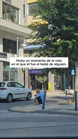 “EFECTO SONDER” es el nombre que se le ha dado a la sensación repentina de darnos cuenta de que cada persona tiene una vida tan importante y profunda como la nuestra. A la sensación que nos invade cuando nos damos cuenta de que vivimos rodeados de historias complejas y profundas. De que, en absoluto, somos los protagonistas. Esta sensación nos ayuda a poner en práctica la humanidad y la empatía, a ser conscientes de que los demás merecen la misma compasión y simpatía con la que esperamos ser tratados nosotros.  Estamos rodeados de personas.  De historias complejas. De procesos de duelo y de enfermedades crónicas. De malas noticias y de preocupaciones.  De decisiones difíciles. Estamos rodeados de personas que sufren igual que nosotros. También de amor, de bienvenidas. De reencuentros, de decisiones acertadas. De lágrimas de alegría. Estamos rodeados de emociones. Y de historias. Y la más importante no es la nuestra.  Cabe recordarlo cada día. Sé amable.  Nunca sabes.  ¿Alguna vez has pensado en la cantidad de cosas que podría contarte cada persona con la que te cruzas? 🩷🩷🩷🩷🩷 Este es un fragmento de nuestro podcast @talycomosomos.podcast. Podéis encontrar el episodio completo en YouTube y Spotify ♡ 🩷🩷🩷🩷🩷 Créditos: 1º video: jolens396 vía TikTok 2º video: it_girl_guide vía TikTok