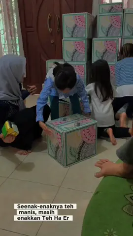 Sudah ku hitung pengeluaran bulan Maret, mulai dari beli baju lebaran, hampers, THR ponakan, dan tetek bengek lainnya. Dan yang tersisa hanya Iman dan Taqwa di hari yang fitri🙂🙏 Tahun ini anak anak uda gede. Alhamdulilah 5 bocah uda bisa di pekerjakan😁 (tentu dengan tambahan THR,, karena kerja tanpa dibayar itu BOHONG😝). Dan taun ini juga Ketambahan anak bulu yg nemenin mama bikin hampers smpe sahur juga. MasyaAllah Ta barakallah🥰