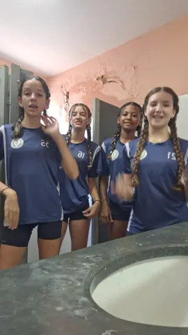 Todo mundo dançando devagar pra n se bater #multidigital #volei #danca #amistoso #azul #divas @isa✨️ @maria @Belle🇻🇦 