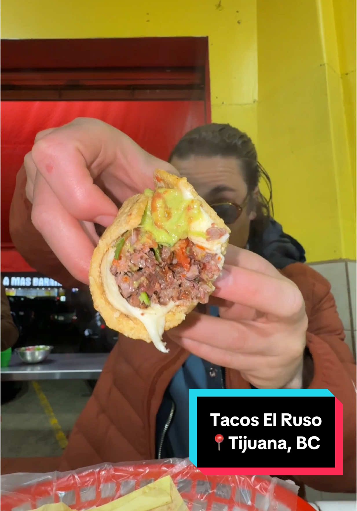 Tacos El Ruso, Tijuana, Baja California! 🇷🇺🌮Por decisión unánime, me dijeron que estos eran los mejores tacos de asada estilo tijuana. El Ruso trabajó 10 años en El Francés y cuando se fue, solo lo dejaron llevarse un tipo de taco, y gracias a Dios escogió asada por que es mi favorito. Desde entonces el ruso se ha enfocado en perfeccionar un tipo de taco. Y el ruso no es ruso, solo que como era guero, vio el éxito que tuvo el francés con el nombre, y dijo, chicle y pega. Está muy cabrón lo diferente que sabe la asada de este lugar, ese sazón está espectacular, es el taco de asada tijuanense perfecto. #tacos #tijuana #taquería #comida #foodreviews #bajacalifornia #asada #restaurante #reseña #tijuanafood #bcs #elruso #ruso #guero #carneasada 