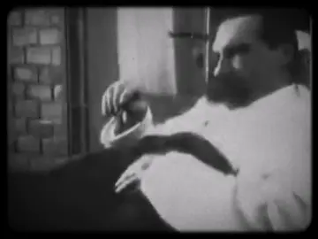 المطرقه يتآلم #فريدريك_نيتشه 