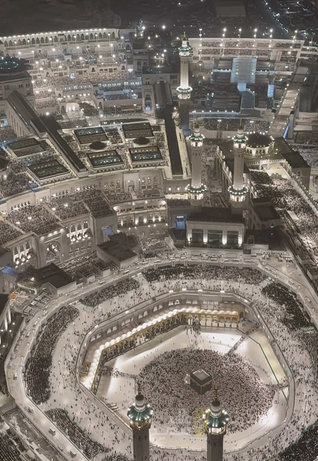 في هذه الليلة الوترية، ليلة ٢٥، من أعلى برج الساعة في مكة، كان هذا المنظر للكعبة والتوسعة الجديدة من أروع ما رأيت #مكة_المكرمة #برج_الساعة #الكعبة_المشرفة #الحرم_المكي #علاء_سعيد #Ramadan2025 