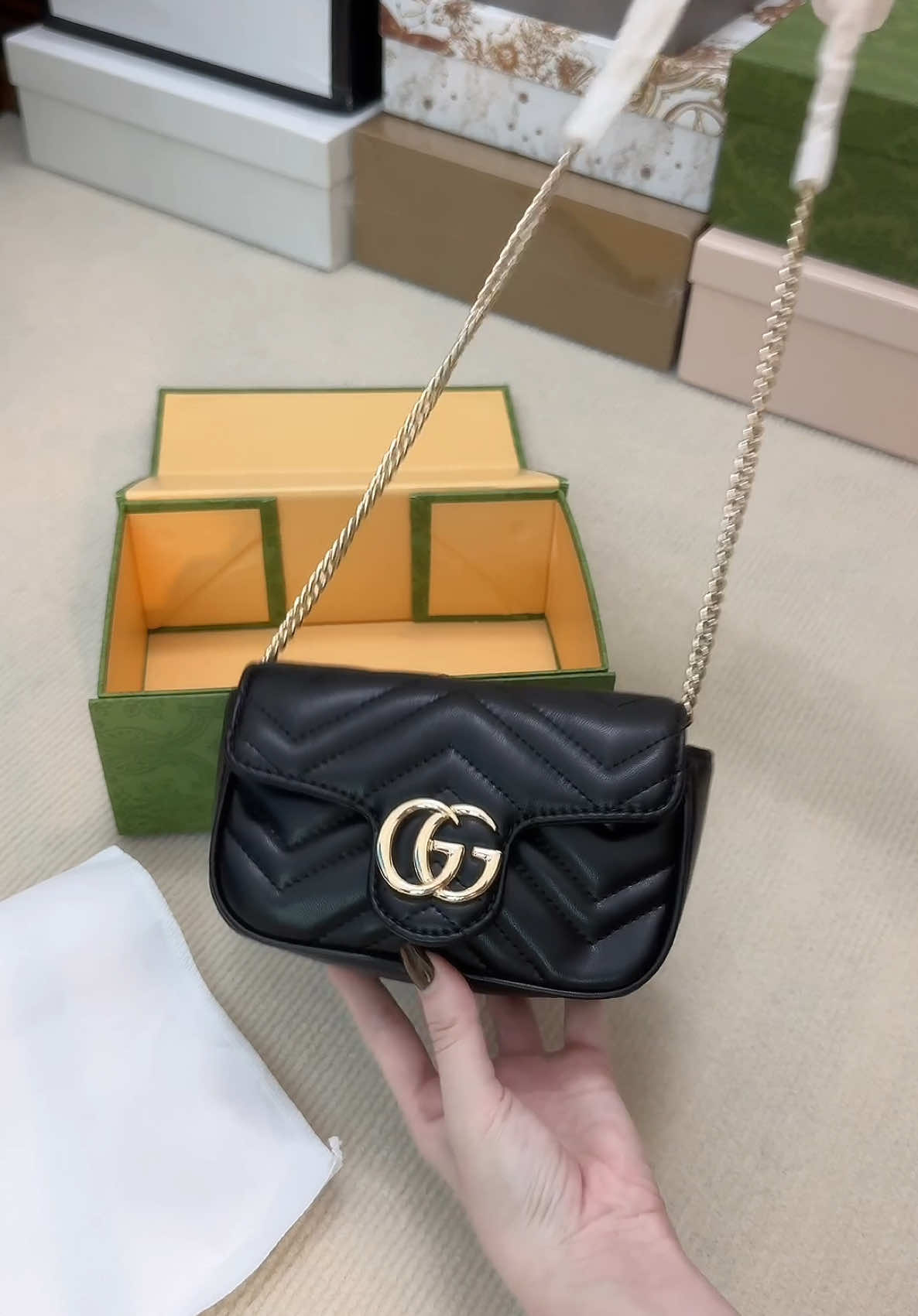 Gu về cứ phải là néttt căng, chị em chuyển hết từ đỏ về đen là có thậtttt 🌷  #Ngoctrantui #tuixachquangchau #gc 