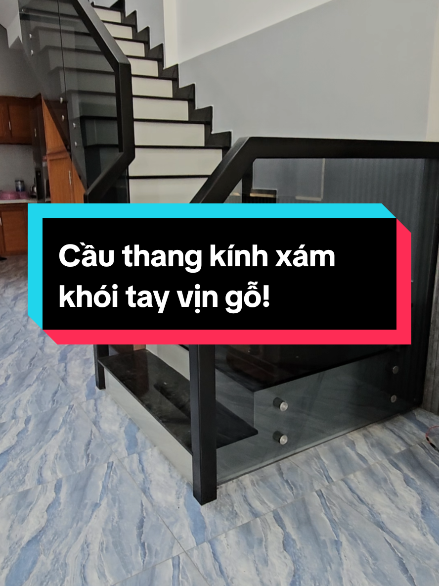 Cầu thang kính xám khói tay vịn gỗ sơn PU màu đen!#cauthangkinhghepcuongluc #cauthangkinh2lopcuongluc #cauthangkinhantoan #cauthangkinhhiendai #cauthangkinhdep2025 #cauthangkinhtayvinnhom3d #cauthangkinhxamkhoi #