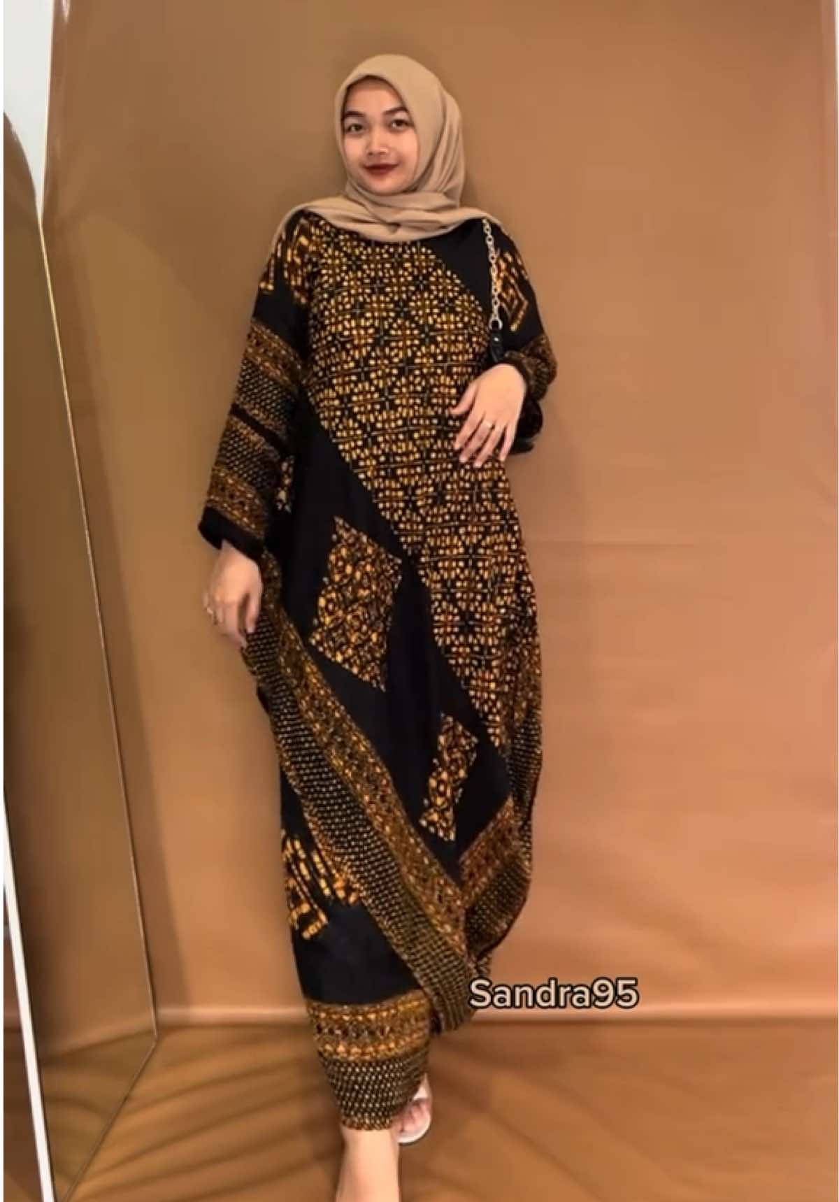 Yg di pake kode cinnamon #batik #batikmodern #batikindonesia #setelanbatik #bajukurung #bajukondangan #batikkondangan #batikwanita #setelankondangan 