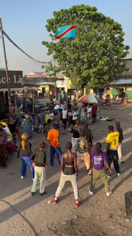 Euh madenda challenge  #virał #mood #dancer #congolaise🇨🇩 #ndombolo #toutlemonde #fyp #newchallenge #flypシ #foryoupage #viral_video #visibilite #vues #moodboost #ambiance #plusdevuesurtiktok #france🇫🇷 #congolaise🇨🇩ensemble 