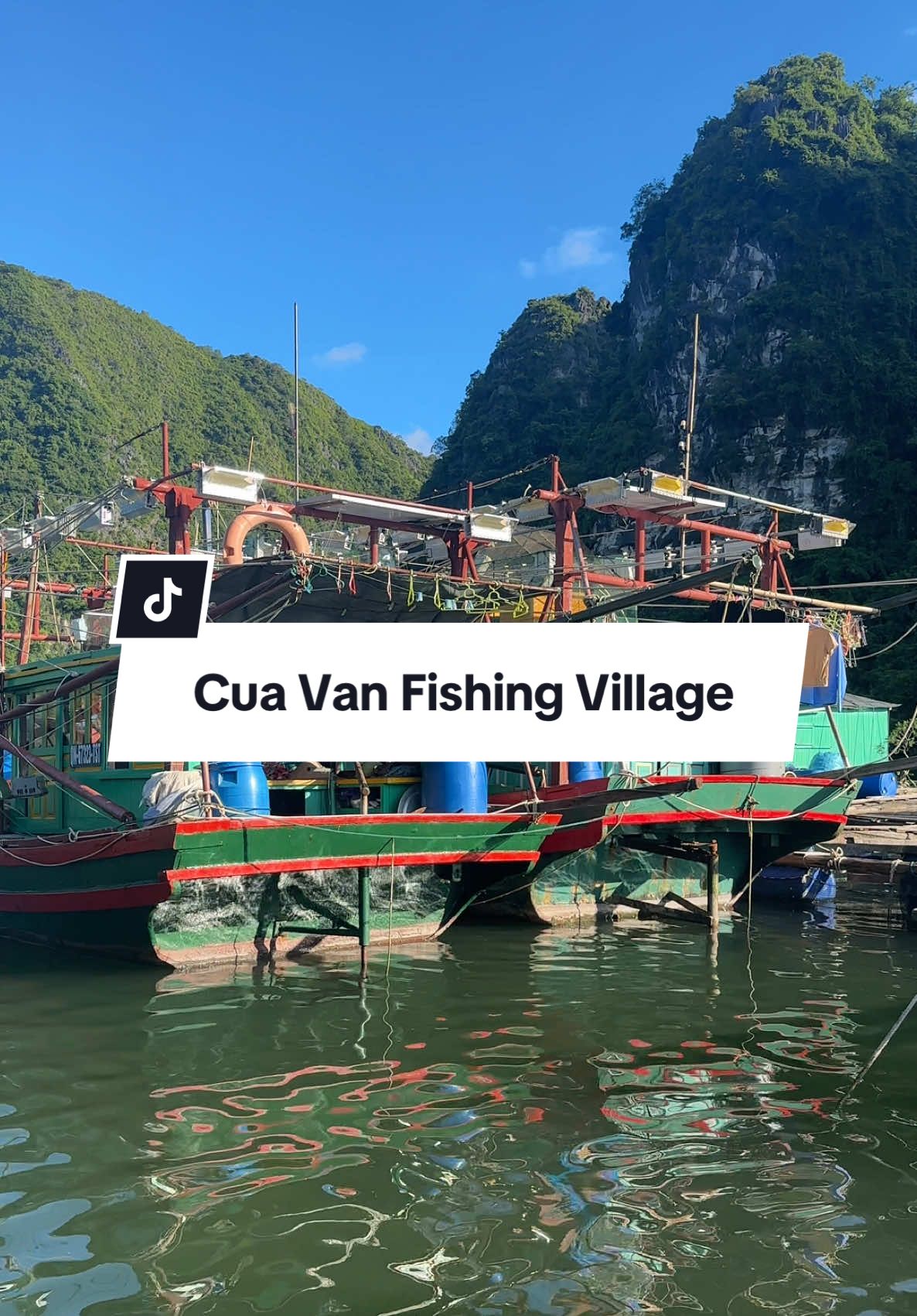 Exploring Cua Van Fishing Village 🚣‍♂️✨ where life flows with the rhythm of the bay. Discover the beauty of tradition with Au Co Cruise! #halongbay #halongbayvietnam #theaucocruise #bhayacruises 