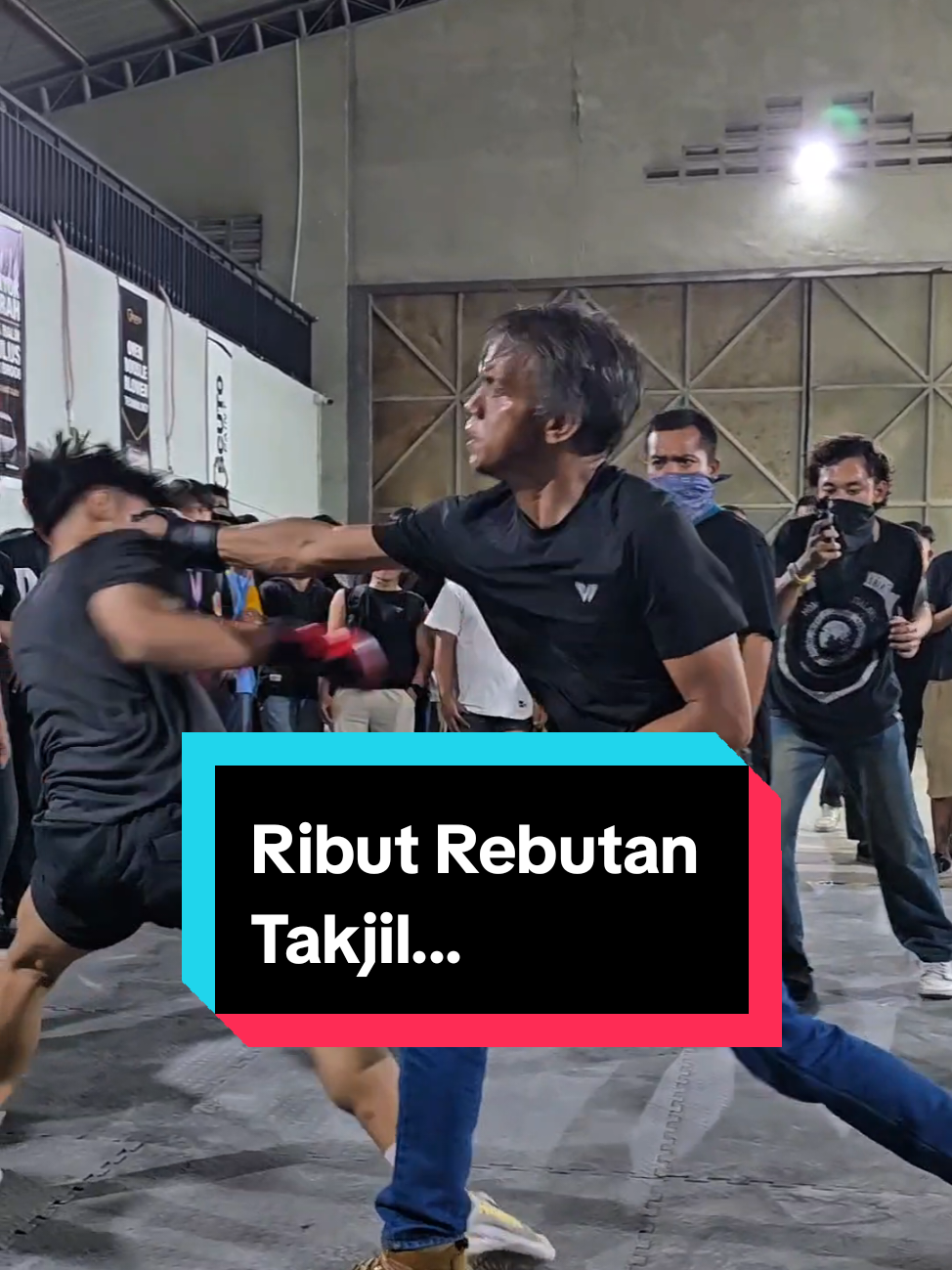 Abah Dayat Sekuriti yang sampingannya dagang takjil, hobi bela diri.. sedang adu mekanik melawan Gengster tim Anakonda yg suka makan tempe 7 bayarnya cm 3.. #takjil #muaythai #boxing #bhsf #indonesia #beladiri #event 