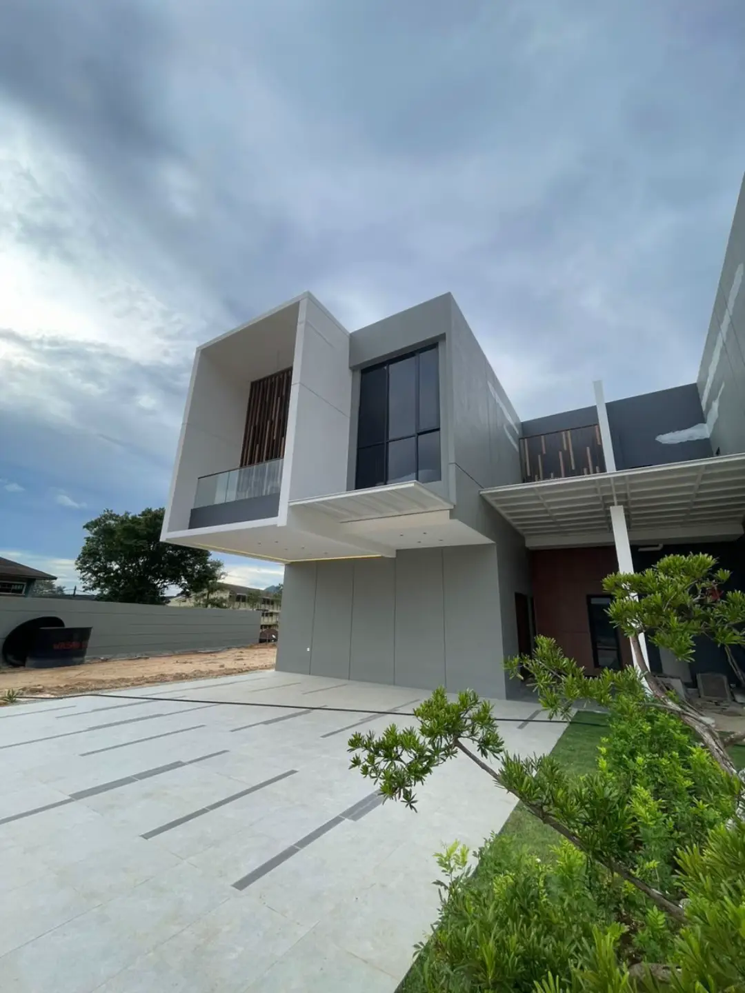 🏡Majestic Heights , Pelindung 📌Gated & Guarded 📌Modern Grand ENTRANCE and CLUBHOUSE With Facility Lounge, Swimming Pool, Gymnasium 📍2 Storey Semi D  From : Rm 1,945,000.00 Type A1 10 Units Bedroom : 5+1 Bathrooms : 5+1 from 4779sqft Build Up 4335 sqft 📍2 1/2 Storey Semi-D With Basement Pool Villa Price Starts From : Rm 2,389,000.00 Type A3 6 Units Bedrooms : 5+1 Bathrooms : 5+1 Land Size from 4779 sqft Build Up 5585 sqft Banglo Lot 1, type C with pool 7 bedroom +1 Build up: 8,249 sqf Land area: 8,385 sqf Price: RM4,313,000.00 Lot 2, type b1  7 bedroom +1 Build up: 6,800 sqf Land area: 7,804 sqf Price: RM3,778,000.00 Lot 2A, type b2. 7 bedroom +1 Build up: 6,800 sqf Land area: 7,804 sqf Price: RM3,778,000.00 Rebate 10% for banglo only Freehold & Strata Title Parking Space 6 Lift Pit Powder Room : 1 Dry & Wet Kitchen Solar Available Booking Fees RM10,000                                                                                                                                                                                BOOKING FULLY REFUND IF LOAN REJECTED FOR ANY ENQUIRIES OR VIEWING APPOINTMENT,  PLEASE CALL/WHATSAPP: Indra esp property (REN 51468) 0149480393 Link Wasap https://api.whatsapp.com/send?phone=60149480393&text=Saya%20Minatnkdetailmasjeticpelindung Tiktok https://www.tiktok.com/@indra_jualrumah?_t=8h1wQT04xcX&_r=1 (Rumah murah kuantan) Facebook personal  Indra Amier Channel whatsapp tekan link untuk join https://whatsapp.com/channel/0029Va73ECEI1rcdQxCVqU2s Jom join channel Telegram saya untuk mendapatkan info listing terkini rumah untuk dijual area kuantan https://t.me/indraamierhartanah #fypage  #fouryoupage  #perundinghartanahkuantan #hartanahkuantan  #Rumahidaman #kuantanproperty #carirumah #AgentHartanahBerdaftar  #agenhartanah  #rumahkuantanuntukdijual #kuantan #pahang #pahangdarulmakmur⚪⚫ 