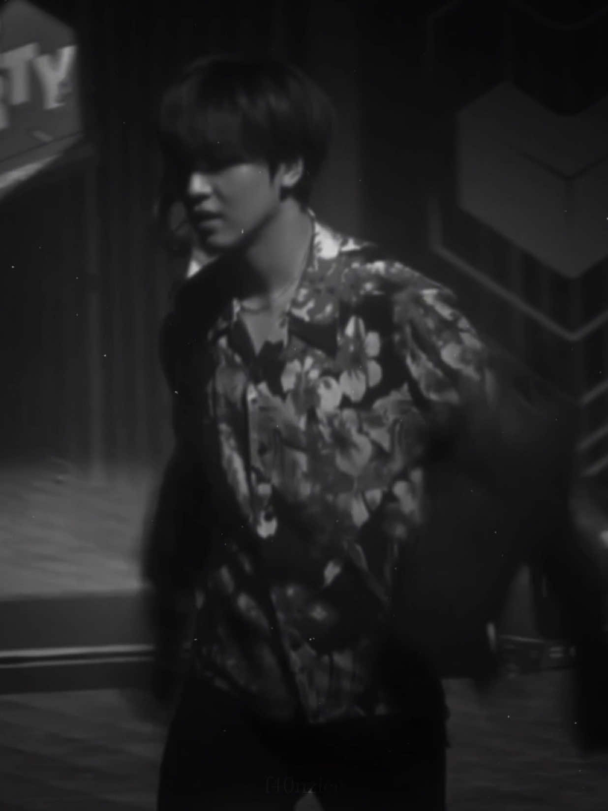 ก็บอกแล้วไงครับว่าอย่าสาด #haechan ทั้งชีวิตนี้หนูมอบกายมอบใจ ให้ปะป๊าแฮชาน เพราะว่าปะป๊าแฮชานคือพ่อของหนู ไม่เอาอะไรแล้วจะเอาพี่แฮชาน พี่แฮชานดิบมาก คือมองหน้าปุ้บคือหูดับ ใองไม่ได้ เดี๋ยวเด็กผู้หญิง จะหูดับกันทั้งประเทศ มองปุ้บคือหนูไม่ไหวค่ะ หนูล้มตึ้งไปกับพื้นเลย ตัวจริงพี่แฮชานตัวใหญ่ไหล่หนามาก แถมยังตัวสูงอีกด้วยนะคะ ไหล่กว้างๆของพี่แฮชาน มันยิ่งใหญ่กว่าป่าดงดิบอเมะซอนอีกค่ะ เพนาะพี่แฮชานล้วนเป็นป่าที่ดงดิบที่ดิบที่สุด หรือจะเรียกง่ายง่ายว่าป่าป๊าดงดิบก็ได้ค่ะ แผ่นดินดงเวนนี่กว่างเหลือเกิน มันยิ่งใหญ่สุดๆ เพราะปะป๊าแฮชานคือหัวเรือดงเวนที่แท้จริง ชีวิตนี้ ขอเป็นแฮชานโพผัว โพปะป๊าตลอดไป หนูมองพี่แฮชานโพผัวจริงๆฟิวเต้อขาวดำ โพเฮีย โพพี่ โพผัว โอนลี่ไม่สามารถ แปรผันเป็นสิ่งอื่นได้เลยคนนี้ เพราะแฮชานโพผัว โพปะป๊ามันมั่นคง ดงเวนเท่านั้น!! ภูมิใจมากค่ะที่ได้เกิดมาเป็นดงเวน และภูมิใจที่ได้เกิดมาในรัชกาลดงเวน อันมีพระมหากษัตริย์ลีดงฮยอก แห่งราชอาณาจักรดงเวน เลือดเวน ปกครองมาอย่างช้านาน ขอให้ท่านลีดงฮยอกมีอายุยืนยาว หล่อตลอดกาลด้วยเทอญ ตั้งแต่ที่รู้จักปะป๊าแฮชานมาเนี่ย คือหนูถนัดขวานะคะ แต่พอรู้จักปะป๊าแฮชานมันก้ถนัดซ้ายเลยน่ะสิคะ พี่แฮชานสอนให้เราถนัดซ้าย ตะขับรถก้ต้องชิดซ้าย แล้วก้ต้องเลี้ยวซ้ายด้วยค่ะ นี่มันเลือดเวนของจริงอะ ชีวิตนี้ หนูอยู่ได้ก็เพราะปะป๊าแฮชาน ที่คอยเสิร์ฟ ความหล่อเหลาเร้าใจให้กับหนูทุกวันทุกเดือนทุกปี ไม่เคยแผ่วสักครั้ง หนูโตมาได้ก็เพราะปะป๊าแฮชานค่ะ เลือดดงเวนมันหล่อเลี้ยงร่างกายหนูมาตั้งแต่เด็กจนโต โดนปะป๊าแฮชานจับป้อนดงเวนตั้งแต่เด็กแต่เล็ก โตมาจึงได้รู้ว่าคำว่าพ่อมันสำคัญมากขนาดไหน เพิ่งจะมาเข้าใจตอนนี้นี่แหละค่ะ เราจึงรักพ่อดงมาก ยกทูลขึ้นเหนือหัว หนูสร้างพีระมิดแล้วค่ะ เชิญพี่แฮชานขึ้นไปด้านบนจุดสูงสุด ของพีระมิดได้เลยค่ะ เพราะพี่แฮชานคือพ่อ พ่อก็คือพ่อป่ะป๊าก็คือป่ะป๊าเฮียก็คือเฮีย ล้วนทั้งหมดที่กล่าวมาก็คือปะป๊าแฮชาน ทั้งหมดทั้งสิ้นค่ะ #แฮชานโพปะป๊า #แฮชานโพเวน #แฮชานโพผัว #ปะป๊าแฮชานร่มโพธิ์ร่มไทรของผสกนิกรชาวดงเวน #แฮชเวนเท่านั้นแฮชเวนดิวะไม่สลับ #ชิมดงเวนแล้วจะติดใจเพราะกงเวนอร่อยมากที่สุดใน3โลกออกไปนอกอวกาศก็อร่อยกินได้ทุกที่ทุกเวนลา #ไม่อร่อยจริงไม่ท้าให้ลอง #ดงเวนเท่านั้นไม่ดงอื่น #ดงเวนดงออล #เดนวงดงเวน #เรารักดงเวน #โบกธงดงเวน #ดงเวนยินดีตอนรับ #เรารักปะป๊าแฮชาน #ปะป๊าแฮชานพ่อหนูเองค่ะ #ปะป๊าแฮชานหล่อมากและถึงขั้นมากที่สุด #ปะป๊าแฮชานปัดซ้ายสุดขอบจักรวาล #ปะป๊าแฮชานสุดหล่อ #ปะป๊าแฮชานไงหนูไม่คุ้นหูเลยหรอ #ปะป๊าแฮชานสุดหล่อหล่อวัวตายความล้ม #ปะป๊าแฮชานพ่อของเรา #ปะป๊าแฮชานยอดพีระมิดความหล่อ #กราบปะป๊าแฮชาน #ปะป๊าแฮชานสุดหล่อ #ปะป๊าแฮชานดิวะ 