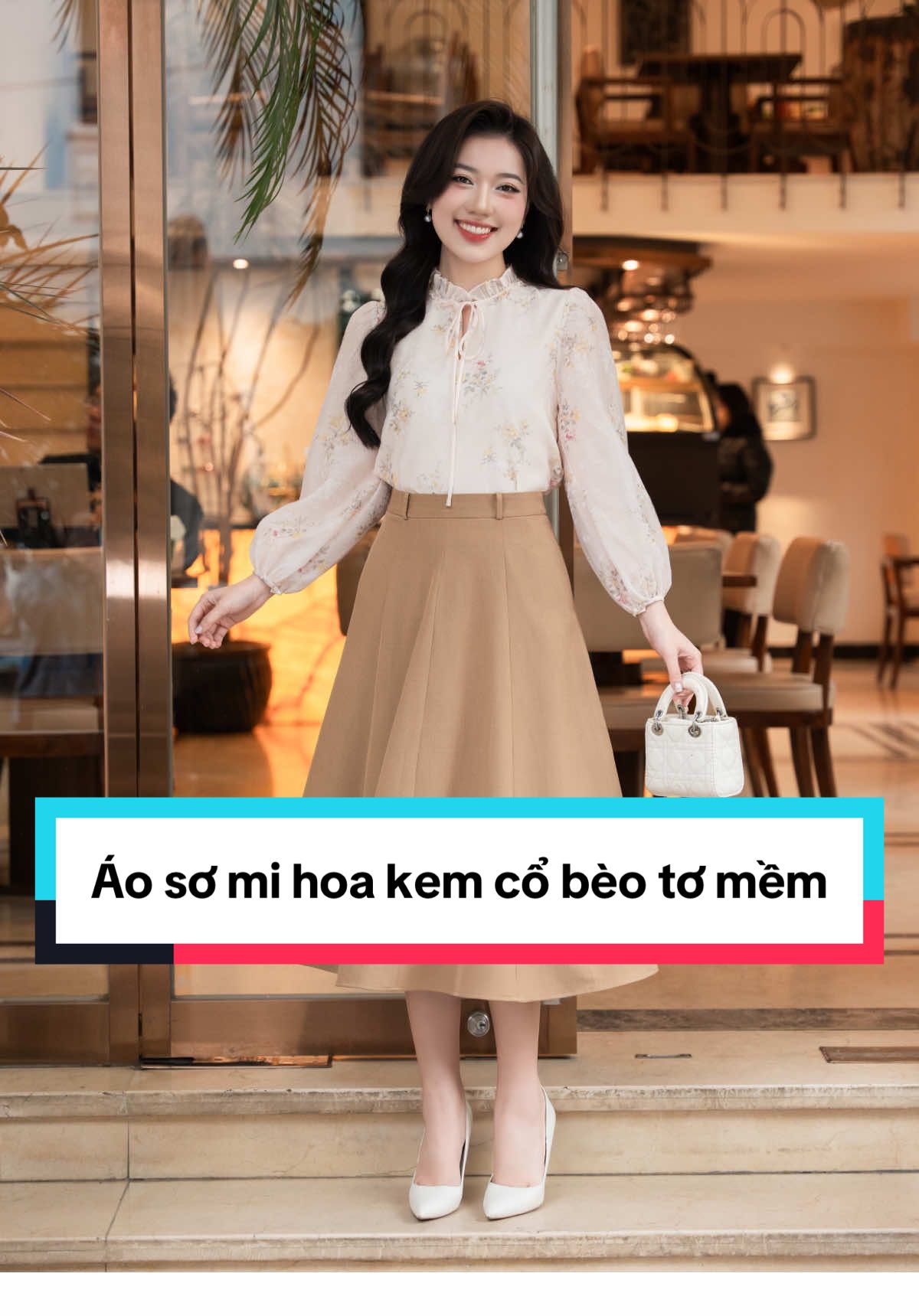 Áo sơ mi hoa kem cổ tơ bèo mix với chân váy nâu dáng xoè là sự kết hợp giữa nét cổ điển và nữ tính. Áo có màu kem dịu dàng, cổ tơ bèo mềm mại, tạo điểm nhấn duyên dáng! #thoitrangcongso #lavenderfashion #aosomicobeo #somi #outfit #dilam #chanvayxoedangdai #xuhuongtiktok 