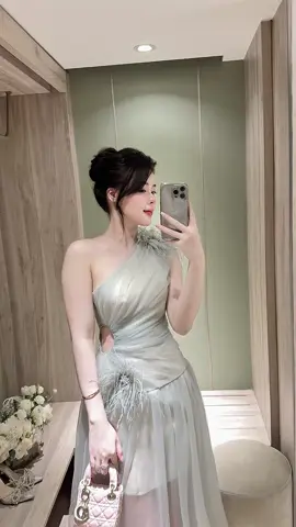 Oiroioi mặc cái váy vào mà sáng bừng cả cái con người ý 😄