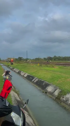 Cantiknya sore di ngrombo✨🌈  #nyoride #sunset #railway #kai #train #senja #fyp #xyzabc #jowopride #jowostory #fouryoupage #aesthetic #mettosmile 