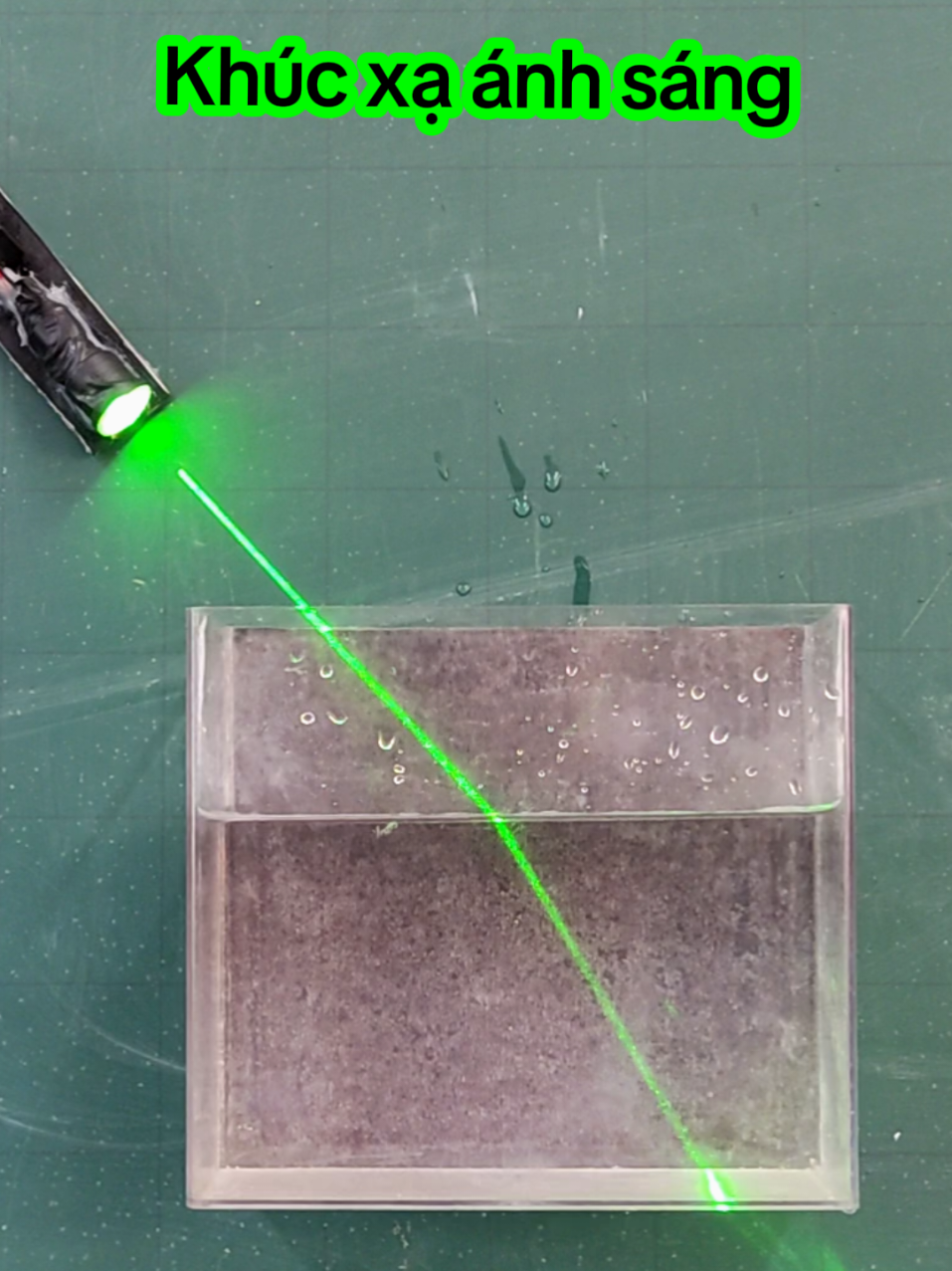 Hiện tượng khúc xạ khi ánh sáng đi từ không khí sang nước.  #thinghiemkhoahoc #khoahoctunhien #vatly #physics #anhsang