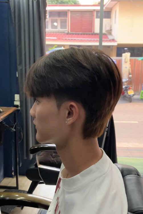 💇🏻‍♂️ ตัดผมชายสไตล์เกาหลี #ช่างบอลลูม #ตัดผมชาย #ตัดผมชายเท่ๆ #ตัดผมสไตล์เกาหลี #ร้านตัดผมชาย  . 💈 Ballloom Hair Studio  ร้านอยู่ในซอย วิภาวดีฯ 2 (ม.หอการค้าฯ)  📌พิกัด https://maps.app.goo.gl/hsUbnEqUiixA5j3b9?g_st=ic เปิดทุกวัน เวลา 11.00-21.00 น.  . ✅ สอบถาม และจองคิว Line : ballloom Tel : 094-665-4596 IG : ballloom_hairstudio FB : ballloom hair studio