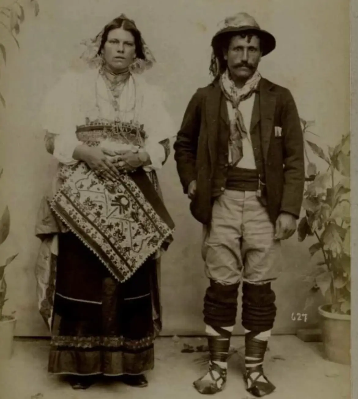 Traditional clothing of Pontecorvo, Italy  #foryoupage #fyp #foryoupage #europeantraditions #traditionalclothing #northernitaly #southernitaly #somewhereinnorthernitaly #italianfolklore #italiangirl #southerneuropean #easterneuropean #italianaesthetic #italiantraditionalclothing #eUropeanpaganism #europeantradition #italiantradition #italianpaganism #liguria #mediterranean #mediterraneangir #traditionalhairstyle #hairstyle #traditional #italy #folktale #folklore #italianfolklore #capri #procida #ischia #venice #filmaesthetic #film #horrortok #horror #latinculture #sophialoren #hollywood #1960s #ancientrome #padaniangothic #italianpaganism #pagan #paganism #slavicpaganism #latinpaganism #witchcraft #italianwitchcraft #strega #stregheria #stregoneria #anticaroma #roma #ancientgreece #cultusdeorum #hellenism #amulets #cornicello #italianhorn #christianity #foryoupage #fyp #foryoupage #europeantraditions #traditionalclothing #northernitaly #southernitaly #somewhereinnorthernitaly #italianfolklore #italiangirl #southerneuropean #easterneuropean #italianaesthetic #puglia #trulli #traditionalhouse #darkfantasy #medievaltiktok #medievalcore #latins #latin #latineurope #latinculture #mediterranean #art #folkart #painting #oilpainting #artistsoftiktok #music #languages #linguistics #galloromance #galloitalic #pagan #italicism #rompol #itapol #italicpagan #religiousclothing #lazio #ciociaria #ciociara #latium 