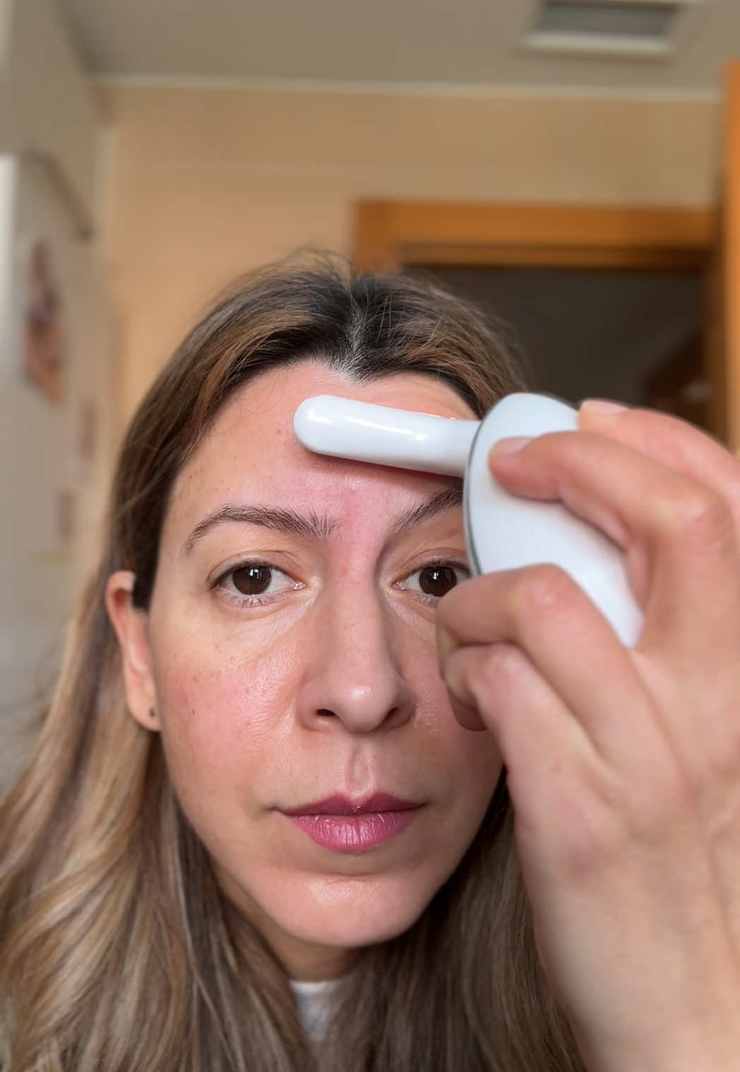 Prueba del masajeador facial! ✨ dile adiós a las arrugas del entrecejo, te enseño el antes y el después, compruébalo al final del vídeo! #facesculpting #facelift #emsculpt #skincare #ConSantanderConecto 