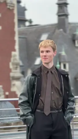 Que de beaux moments de complicité avec le cas de À Life worth ! 😍 On vous emmène dans les coulisses de leur photoshoot sur les toits de l’Opéra de Lille. Restez jusqu’à la fin pour voir Edvin Ryding s’essayer à l’italien et Tony Prince Tvrtkovic incarner un James Bond plus vrai que nature ! 🎬✨ ✨ Series Mania, le festival international des séries 100% gratuit, à Lille et en ligne du 21 au 28 mars.