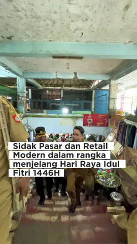 “Menjelang Hari Raya Idul Fitri 1446 H, dilakukan inspeksi mendadak (sidak) di Pasar Tanjung dan Roxy Square, Jember guna memastikan ketersediaan bahan pokok serta stabilitas harga di pusat perbelanjaan tradisional maupun modern. Langkah ini merupakan bentuk kepedulian terhadap kebutuhan masyarakat, khususnya dalam menghadapi lonjakan permintaan menjelang Lebaran. Diharapkan dengan adanya pengawasan ini, masyarakat dapat berbelanja dengan nyaman dan mendapatkan harga yang wajar serta stok yang mencukupi. #SidakPasar #PasarTanjung #RoksiSquare #JelangIdulFitri #StabilitasHarga #PerlindunganKonsumen”